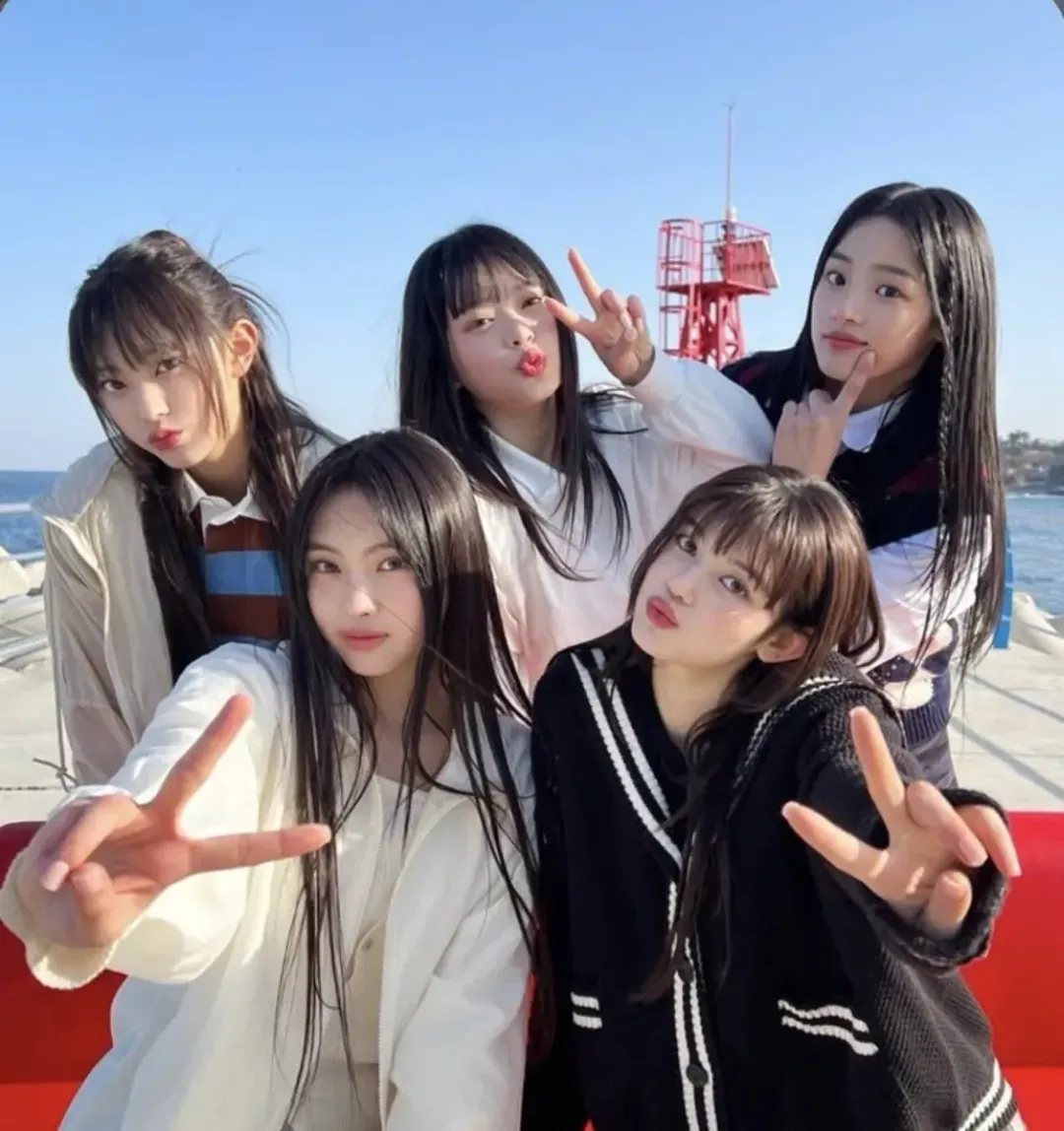 NewJeans 全員回歸，HYBE 股價暴漲 8.93%！1年抗爭換來4000億違約金壓力