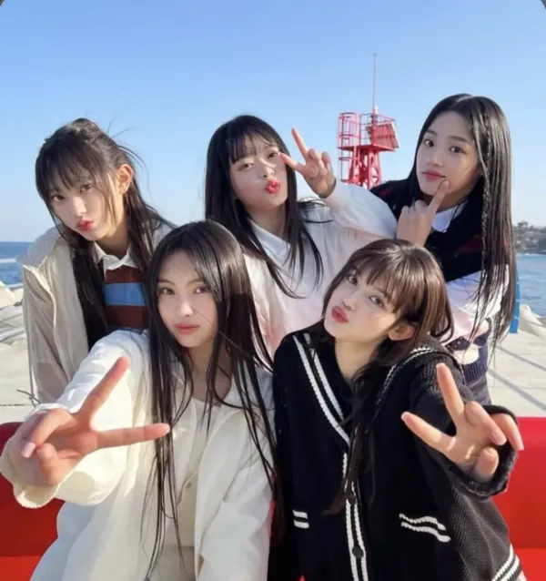 NewJeans 全員回歸，HYBE 股價暴漲 8.93%！1年抗爭換來4000億違約金壓力