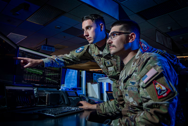 隱形第一槍：美國太空軍和網路軍如何在炸彈之前癱瘓伊朗